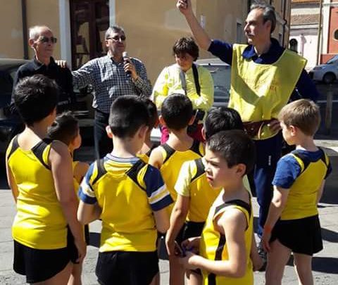 GLI ATLETI DEL GUILCIER TEAM DI NORBELLO TRASPORTANO LA FIACCOLA DEL GIUBILEO DA BONARCADO AL RIMEDIO