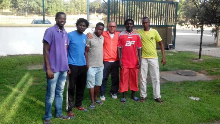 IL TADASUNI CALCIO INGAGGIA SEI PROFUGHI OSPITI A NORBELLO. MISTER MEDDE: LO SPORT INTEGRA LE PERSONE