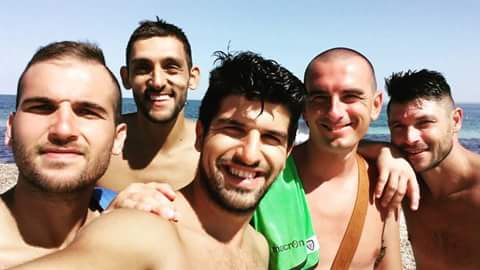 Selfie di alcuni atleti del Ghilarza Calcio 2016/2017 al mare per un allenamento specifico