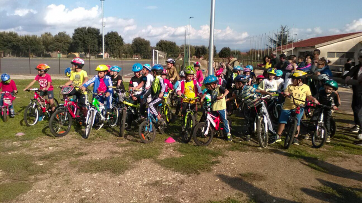 Ciclismo: colorata partecipazione di numerosi bambini a Norbello per la Giornata promozionale organizzata dalla Guilcierbike