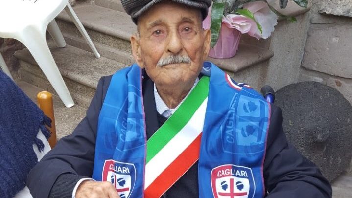 Festeggiati a Busachi i 100 anni di Francesco Palmas super tifoso del Cagliari