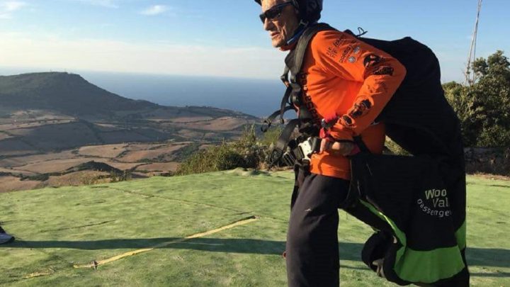 Ghilarza, Gigi Porcu festeggia gli 88 anni in parapendio