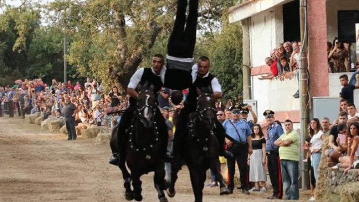 Evoluzioni da brivido e gran pubblico per “Sas Pariglias de Santu Austinu” ad Abbasanta
