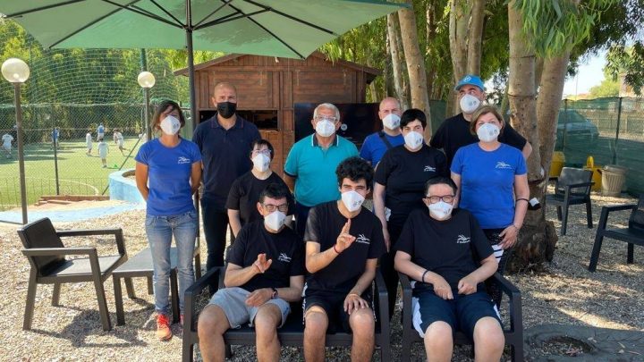 A.I.A.C. / Il vice presidente regionale Nino Cuccu e il presidente di Oristano Andrea Contini hanno consegnato le mascherine dell’Associazione al “Gabbiano” di Oristano