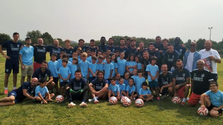 OLLOLAI SALUTA LA TORRES/ I bambini della scuola calcio visitano il ritiro della formazione sassarese