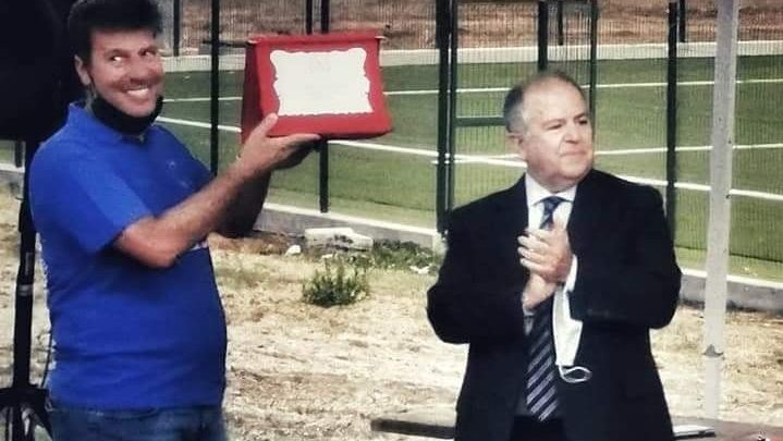 ll presidente della FIPAV Centro Sardegna Roberto Puddu premia il GSD Volley per la promozione in serie B2 Femminile
