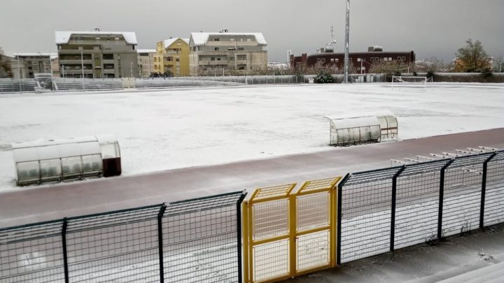 ARRIVA LA NEVE/ Campi di calcio imbiancati nel centro Sardegna