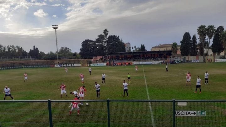 CALCIO PROMOZIONE B/ Successo della Tharros per 3-1 sulla capolista Macomerese ed ora la vetta è a un solo punto