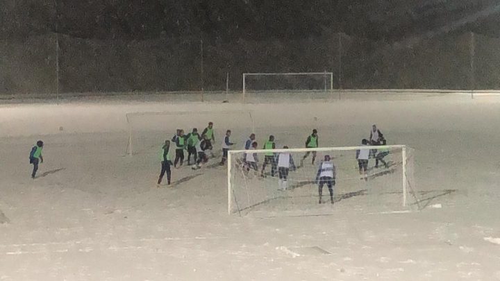 FOTO NOTIZIA / Allenamento  sotto la neve  a 1000 mt per il Fonni che prepara la sfida di domenica ad Arborea