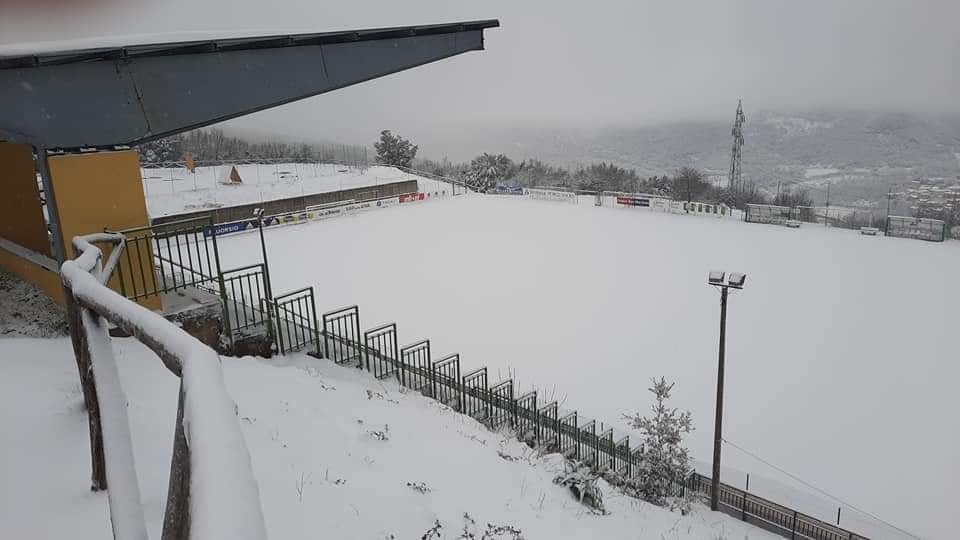 CALCIO  REGIONALE/ Arriva la neve: ecco come si presenta lo stadio del Vento di Aritzo