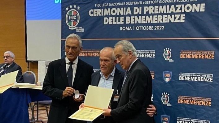 BENEMERENZE SPORTIVE / Il presidente dell’ Abbasanta calcio  Tore Dessì premiato a Roma da Gravina e Abete per la sua lunga militanza  sportiva   