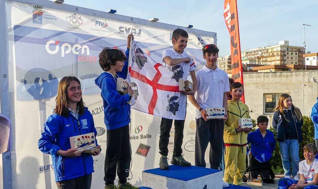 Il timoniere di Oristano Andrea Carboni si aggiudica la prima tappa del campionato nazionale Open Skiff a Taranto