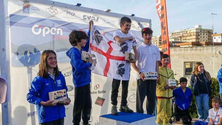 Il timoniere di Oristano Andrea Carboni si aggiudica la prima tappa del campionato nazionale Open Skiff a Taranto
